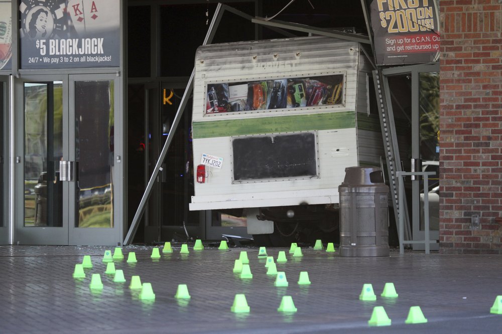 امرأة تحطم كازينو كناري بعربة سكن متنقلة