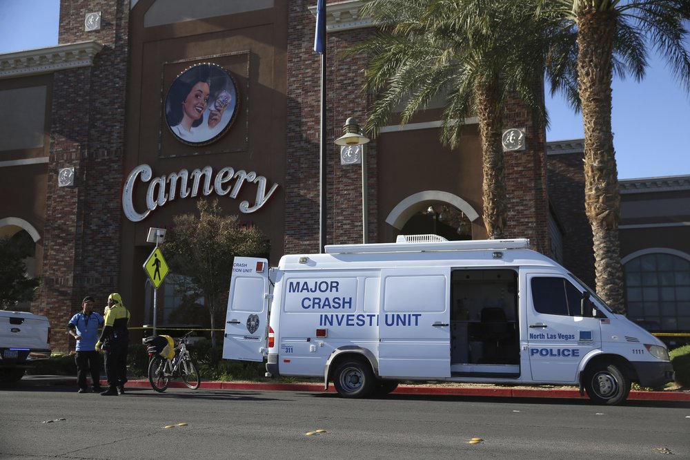 امرأة تحطم كازينو كناري بعربة سكن متنقلة