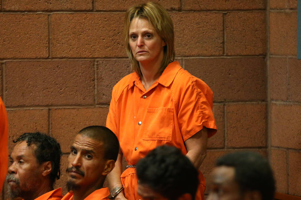 امرأة تحطم كازينو كناري بعربة سكن متنقلة