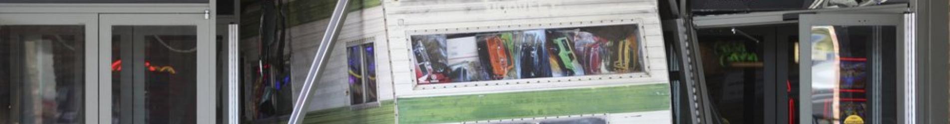 امرأة تحطم كازينو كناري بعربة سكن متنقلة امرأة تحطم كازينو كناري بعربة سكن متنقلة