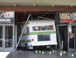 امرأة تحطم كازينو كناري بعربة سكن متنقلة