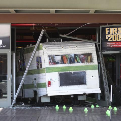 امرأة تحطم كازينو كناري بعربة سكن متنقلة امرأة تحطم كازينو كناري بعربة سكن متنقلة